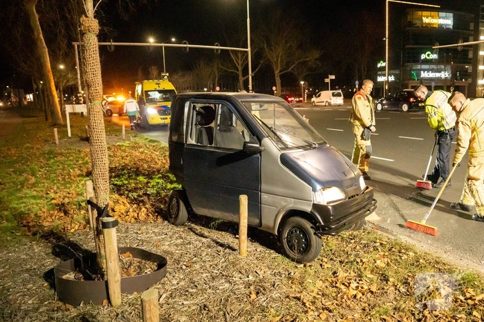 Invalidevoertuig over de zijkant na harde botsing