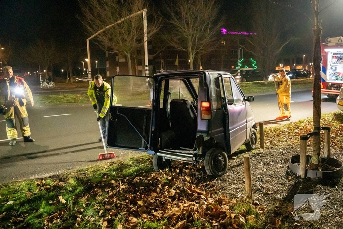 Invalidevoertuig over de zijkant na harde botsing