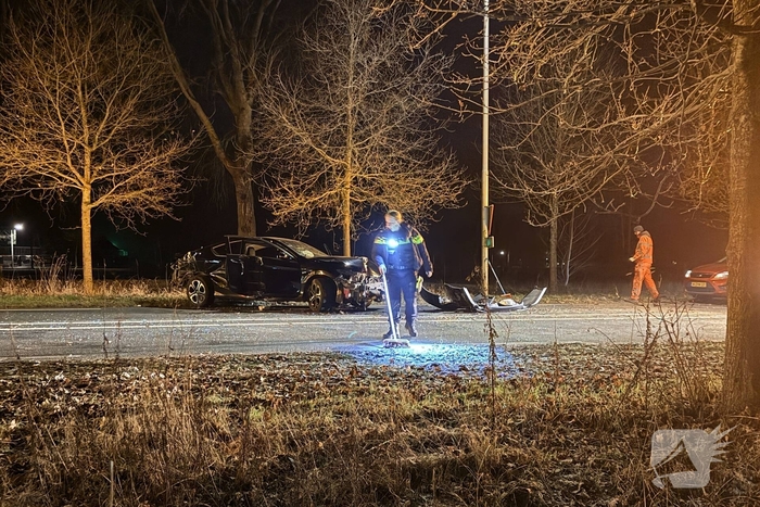 Gewonde en forse schade aan boom, paal en auto