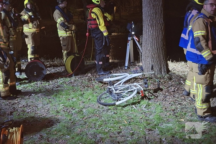 Grote zoekactie in water na aantreffen fiets en wak