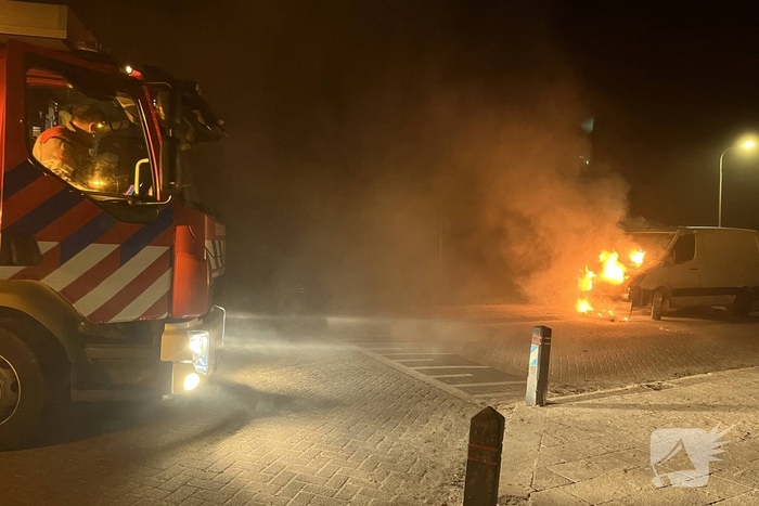 Bestelbus in brand, geen gewonden