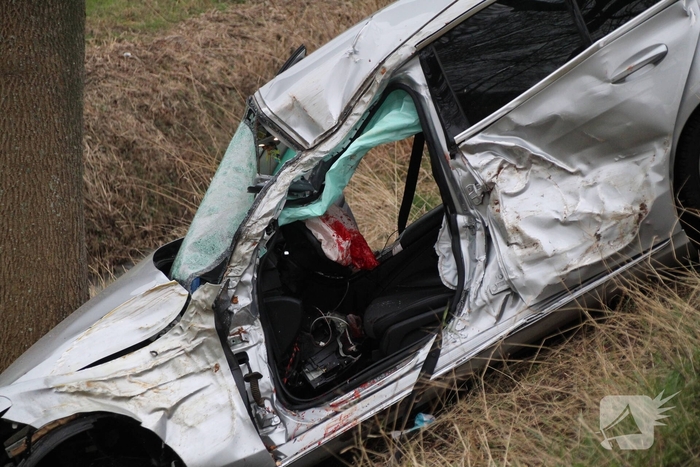 Zwaargewonde bij ongeval met auto tegen boom