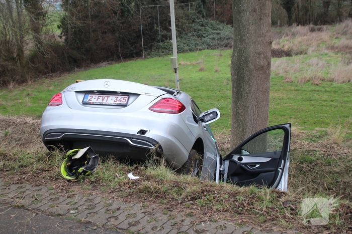 Zwaargewonde bij ongeval met auto tegen boom