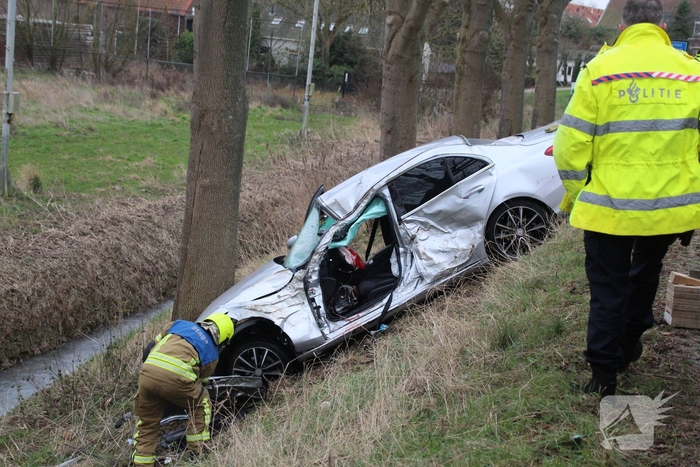 Zwaargewonde bij ongeval met auto tegen boom