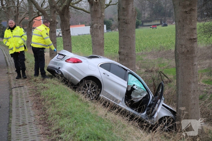 Zwaargewonde bij ongeval met auto tegen boom