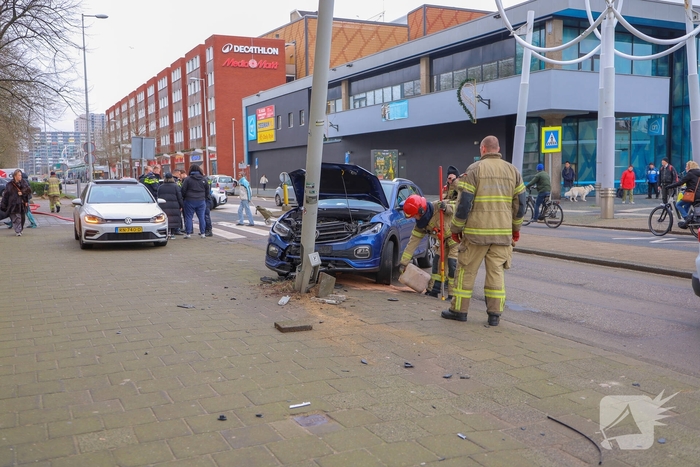 Auto botst tegen lantaarnpaal na brand