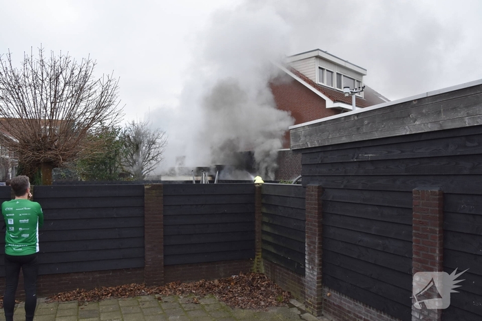Zware rookwolken door containerbrand, garage aangetast