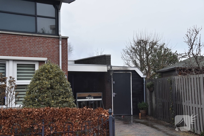 Zware rookwolken door containerbrand, garage aangetast