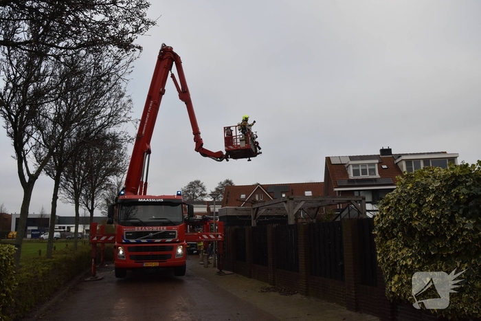 Zware rookwolken door containerbrand, garage aangetast