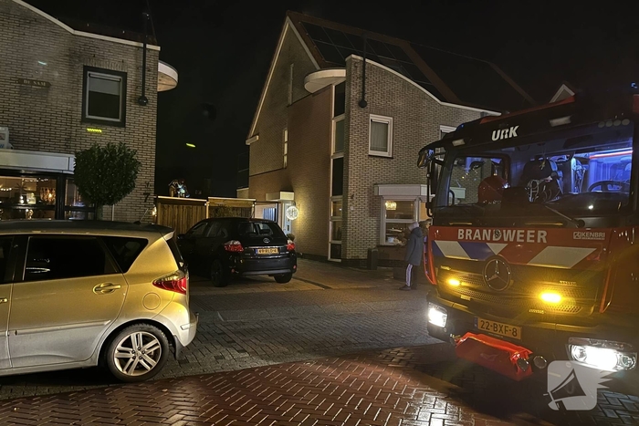 Brandweer controleert kachelpijp in achtertuin