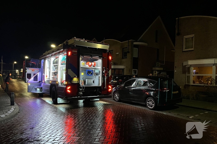 Brandweer controleert kachelpijp in achtertuin