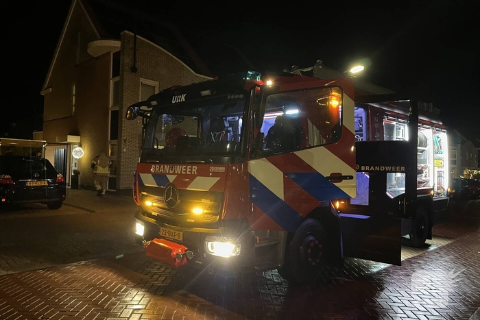 Brandweer controleert kachelpijp in achtertuin