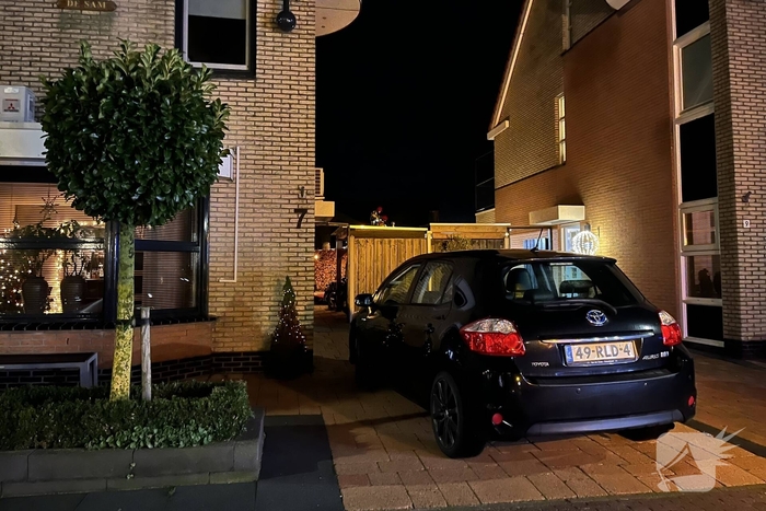 Brandweer controleert kachelpijp in achtertuin