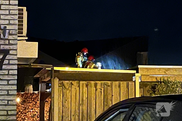 Brandweer controleert kachelpijp in achtertuin