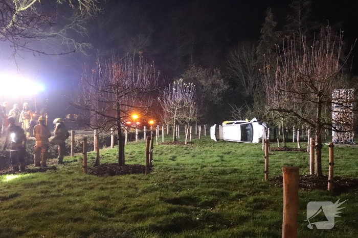 Automobilist belandt op zijkant