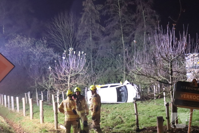 Automobilist belandt op zijkant