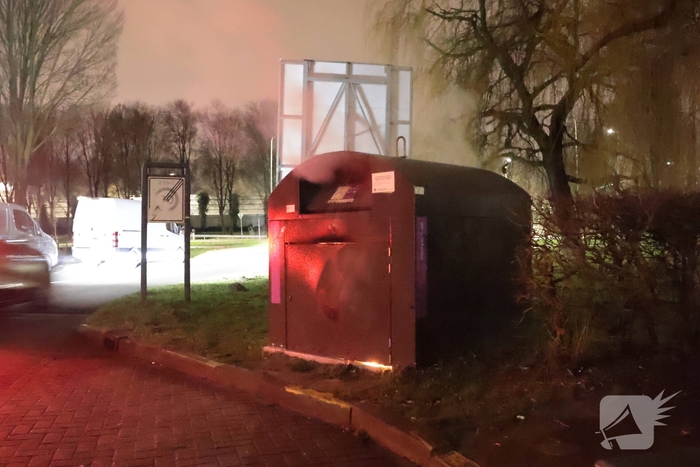 Kledingcontainer in brand door vuurwerk