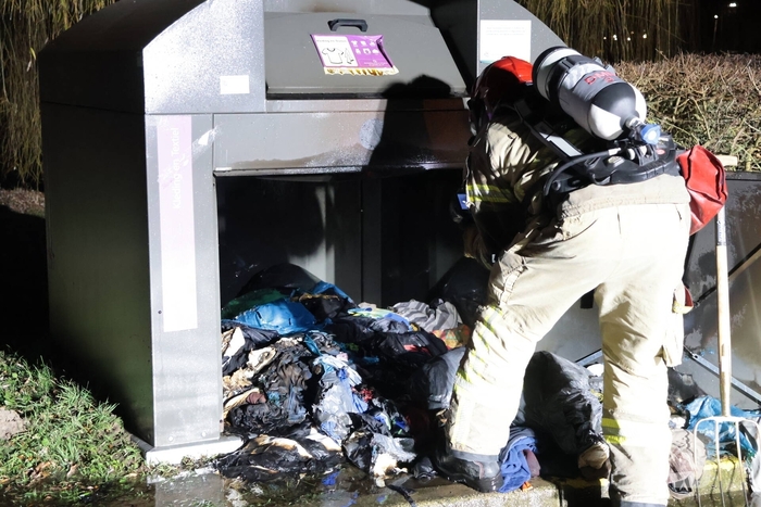 Kledingcontainer in brand door vuurwerk