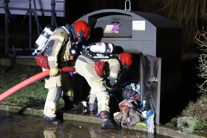 Kledingcontainer in brand door vuurwerk