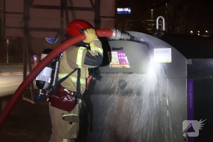 Kledingcontainer in brand door vuurwerk