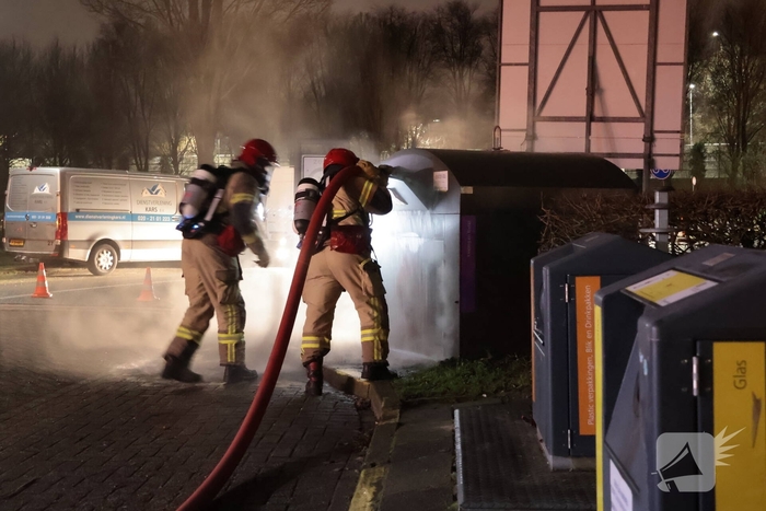 Kledingcontainer in brand door vuurwerk
