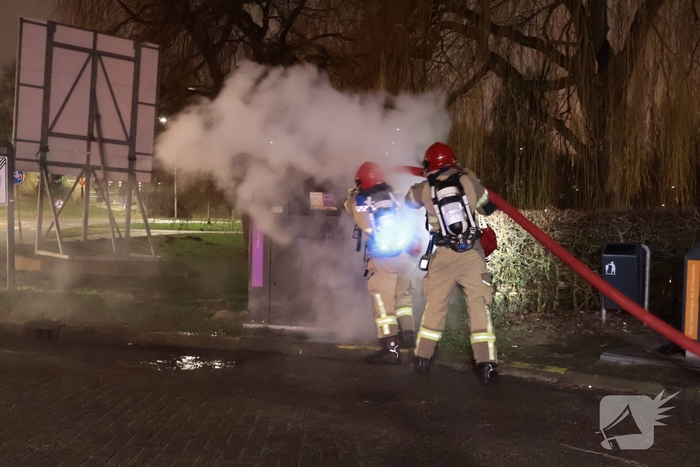 Kledingcontainer in brand door vuurwerk