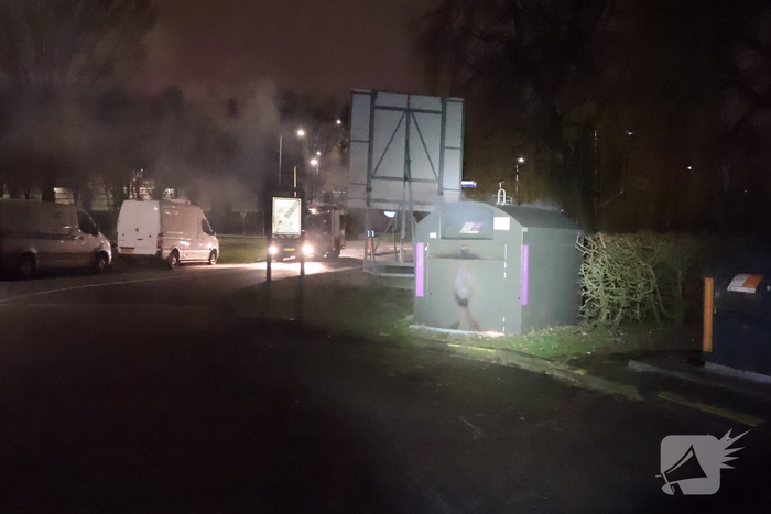 Kledingcontainer in brand door vuurwerk