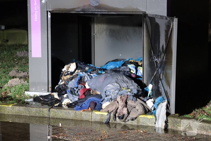 Kledingcontainer in brand door vuurwerk