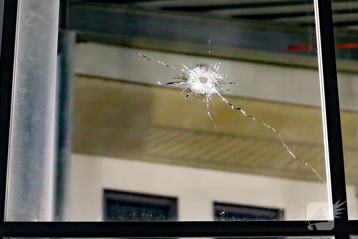 Explosie op galerij appartementencomplex na schietincident