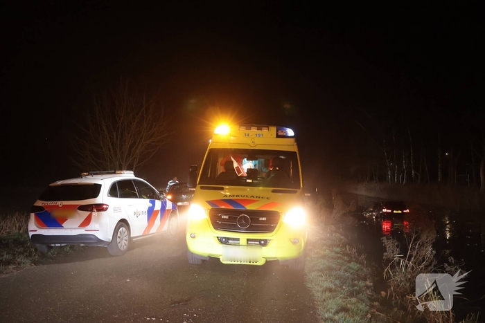 Auto te water na aanrijding