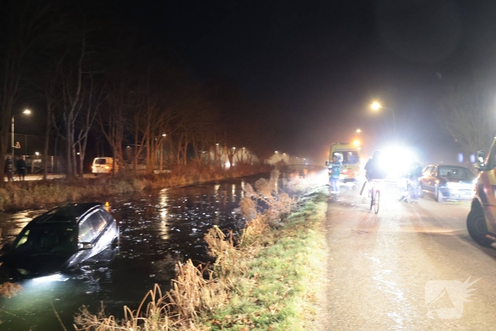 Auto te water na aanrijding