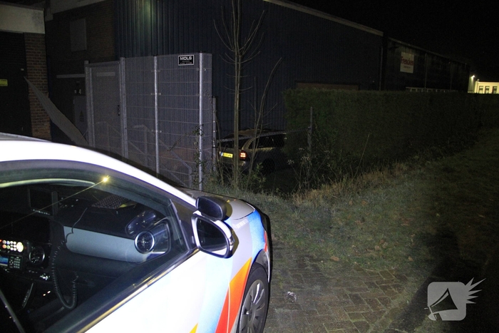 Automobilist botst tegen gebouwen door gladheid