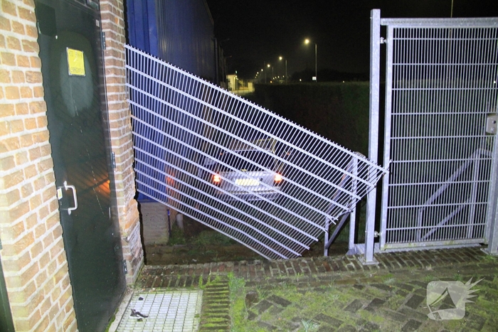 Automobilist botst tegen gebouwen door gladheid