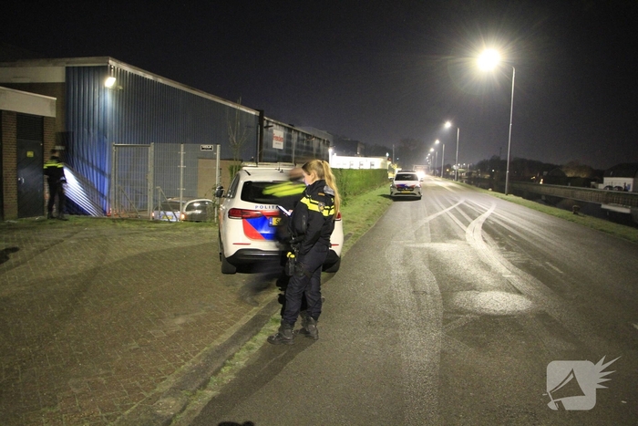 Automobilist botst tegen gebouwen door gladheid