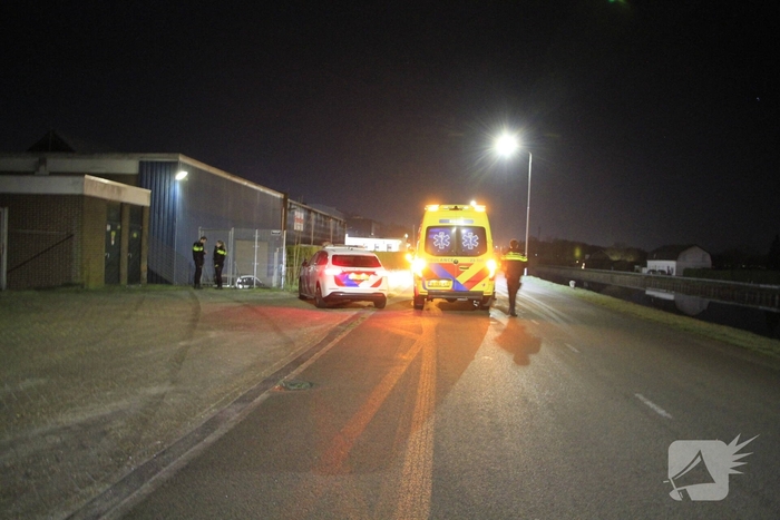 Automobilist botst tegen gebouwen door gladheid