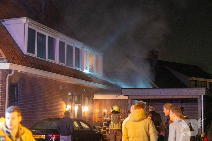 Brand in bijgebouw vraagt snelle inzet van hulpdiensten