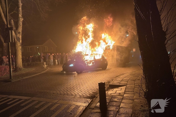 Auto in brand door jaarwisselingstraditie