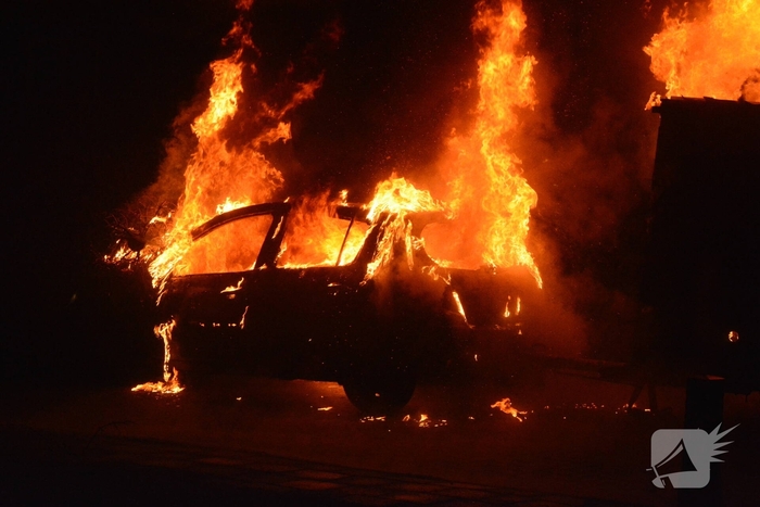Auto in brand door jaarwisselingstraditie