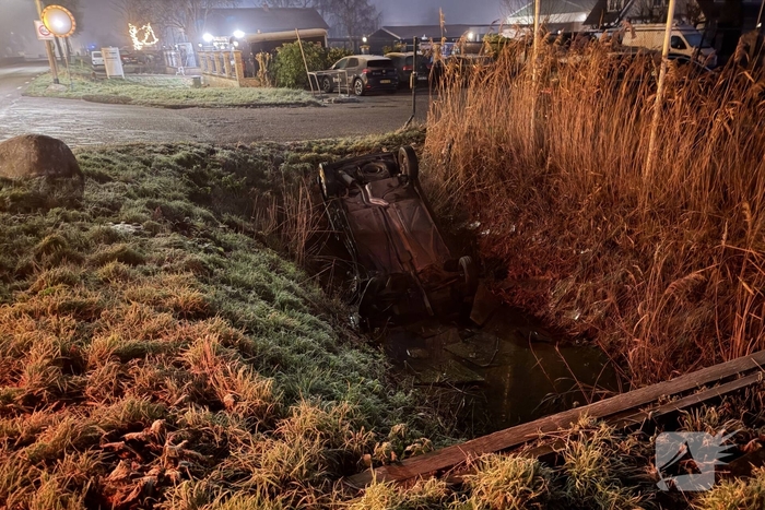 Auto belandt op de kop in het water