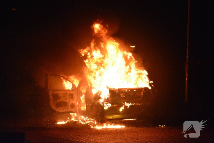 Auto in brand gestoken tijdens oudejaarsritueel
