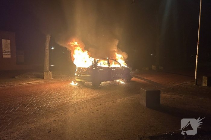 Auto in brand gestoken tijdens oudejaarsritueel