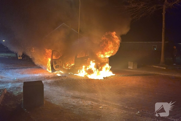 Auto in brand gestoken tijdens oudejaarsritueel