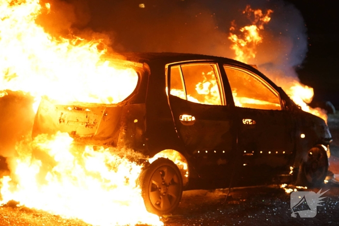 Auto in brand gestoken tijdens oudejaarsritueel