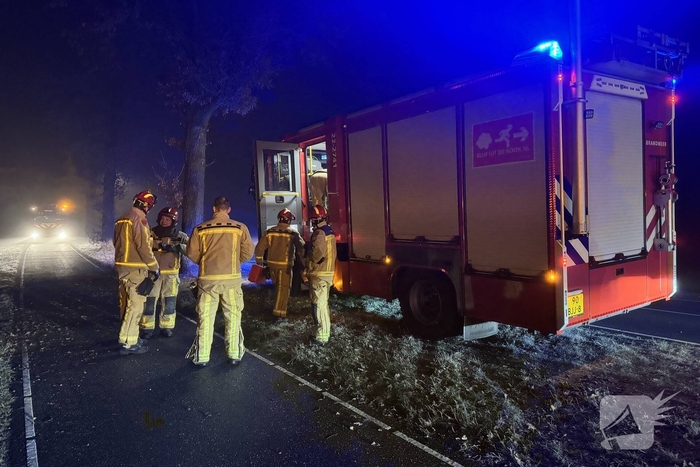 Vrouw raakt voertuig kwijt door gladheid