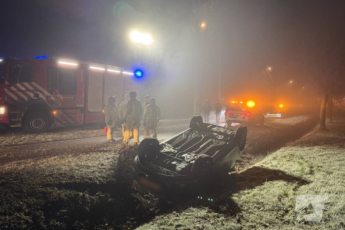 Vrouw raakt voertuig kwijt door gladheid