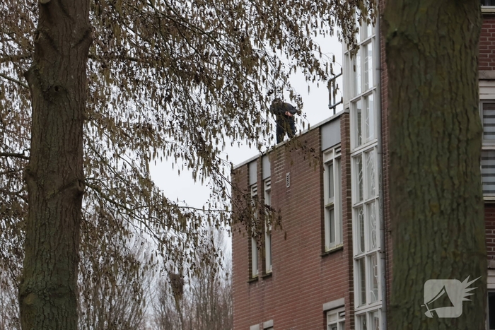 Verward persoon op dak leidt tot ingrijpen van hulpdiensten