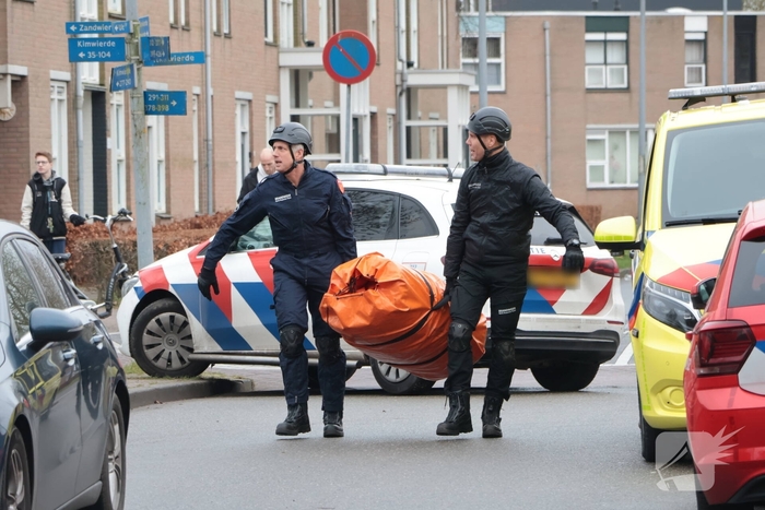 Verward persoon op dak leidt tot ingrijpen van hulpdiensten