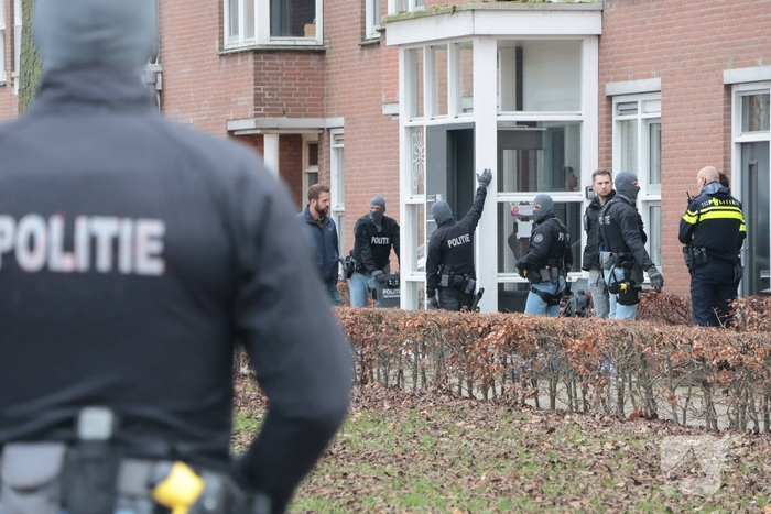 Verward persoon op dak leidt tot ingrijpen van hulpdiensten