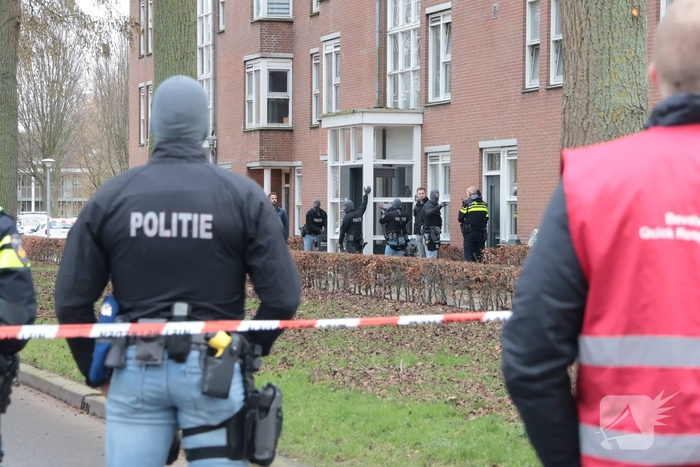 Verward persoon op dak leidt tot ingrijpen van hulpdiensten