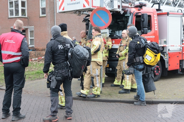 Verward persoon op dak leidt tot ingrijpen van hulpdiensten